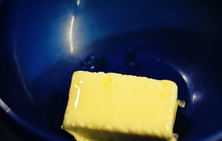 1. Этап. Пирог с творогом и грушей: Масло заранее достать из холодильника, чтобы успело размягчиться.