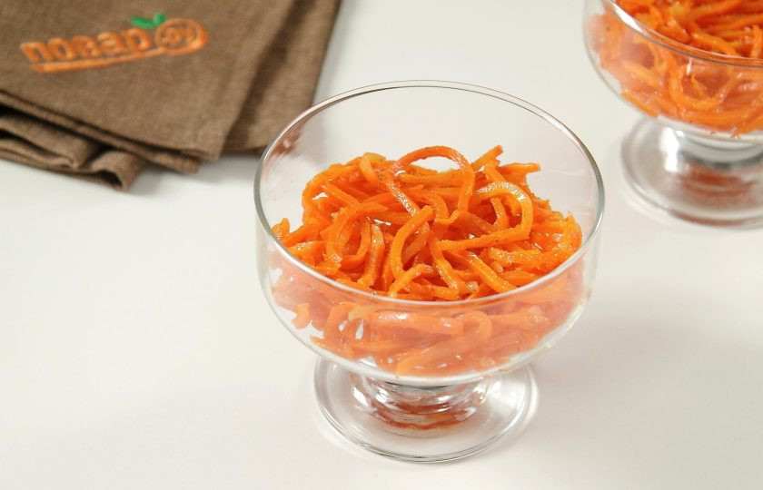 1. Этап. Слоеный салат Новогодний: Салат собираем порционно, количество ингредиентов рассчитано на 3 порции. Первым слоем кладем корейскую морковь.