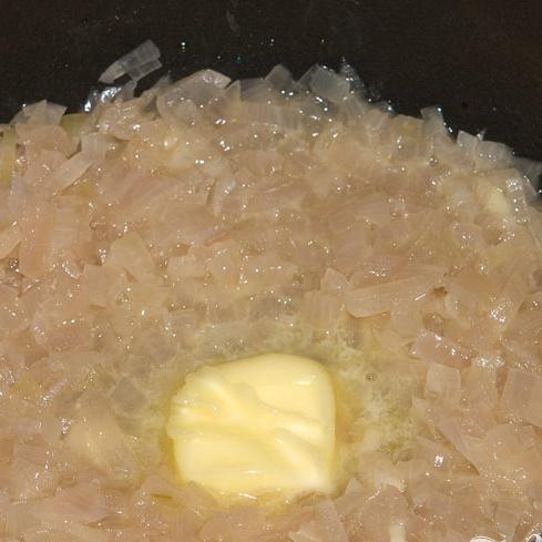 1. Этап. Соус для рыбы из вина, масла и каперсов: Уменьшите огонь, что бы соус перестал кипеть. Затем, начинайте добавлять масло, по одной ложке, пока всё масло не будет добавлено. Следите за тем что бы соус не закипал, но был горячий.