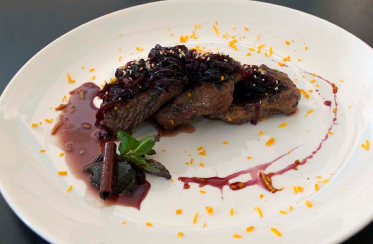 1. Этап. Медальоны из телятины: Вот теперь можно соединить все ингредиенты, выкладываем на тарелку медальоны, сверху кладем лук и поливаем все винным соусом. Приятного аппетита!