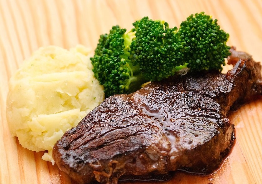 1. Этап. Стейк из говядины в духовке: 6. Готовый стейк подавайте с гарниром из овощей и пюре. Приятного аппетита!