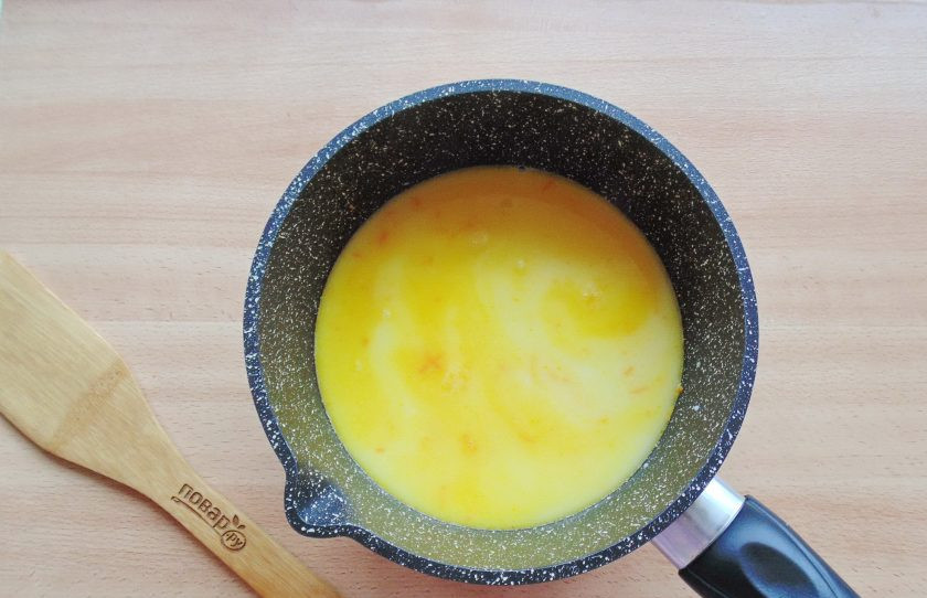 1. Этап. Манная каша с морковью: Влейте молоко в кастрюлю с морковью и маслом.