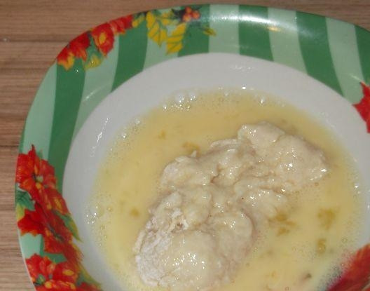 1. Этап. Котлеты из фарша минтая: 8. Затем — в яйце.