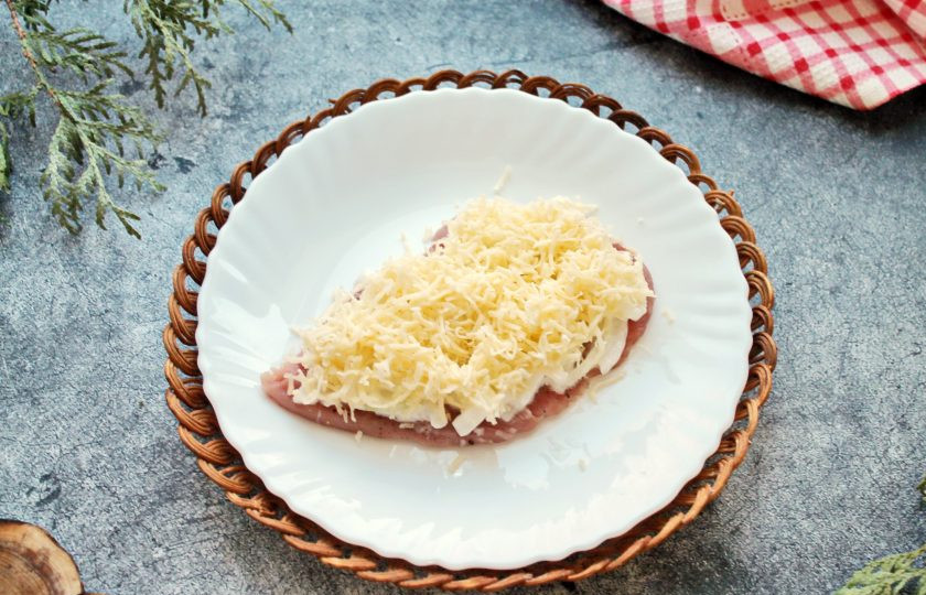 1. Этап. Мясо по-французски со свининой: Сыр натрите на средней терке и посыпьте поверх лука. Переложите мясо на противень, смазанный растительным маслом, и поставьте в горячую духовку. Запекайте мясо при температуре 180 градусов в течение 15-25 минут до готовности и золотистой корочки.