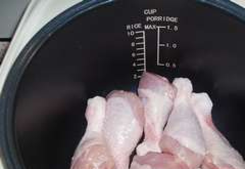 1. Этап. Жареные куриные окорочка: Разделяем окорочка на две части в суставе. На дно мультиварки выкладываем голени.