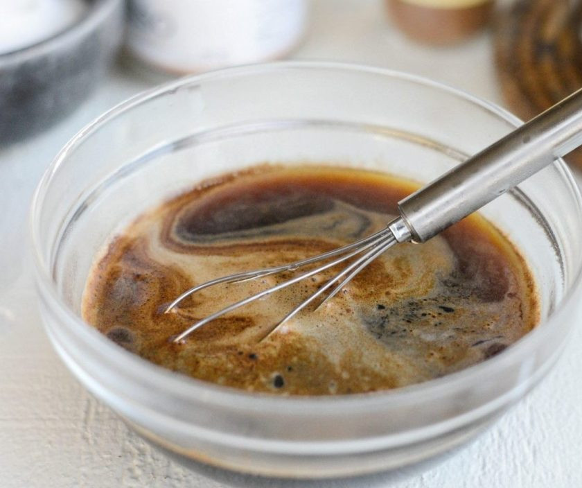 1. Этап. Горячий шоколад эспрессо: Затем к сухой смеси влейте воду. Перемешайте её до растворения.