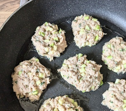 1. Этап. Котлеты из тунца и цукини: В разогретом растительном масле поджарить сначала с одной стороны, выкладывая 