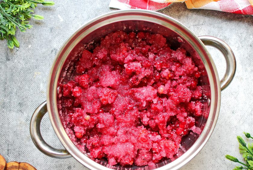 1. Этап. Красная смородина с малиной на зиму: Дайте постоять ягодам при комнатной температуре в течение 3-5 часов, чтобы появился сок.