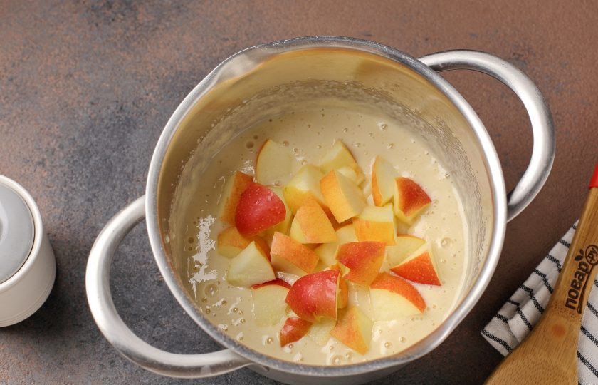 1. Этап. Шарлотка с манкой и яблоками: В самом конце добавьте нарезанное небольшими кусочками яблоко и аккуратно перемешайте тесто ложкой.