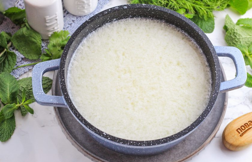 1. Этап. Домашний сыр Нежный: Молоко разделится на творожную массу и сыворотку.