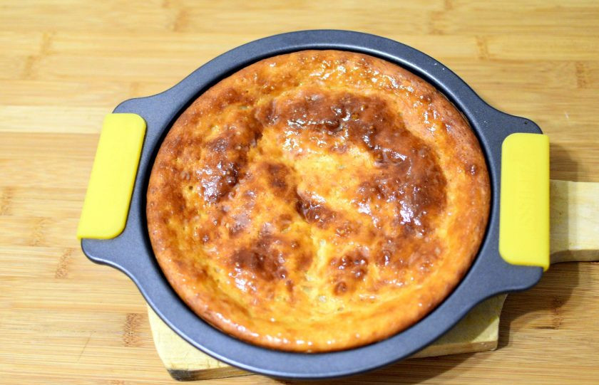 1. Этап. Пирог с мармеладом: Пеките пирог около получаса. Проверьте готовность зубочисткой – она должна выходить из пирога сухой. Готовый пирог смажьте сливочным маслом и накройте полотенцем минут на 5.