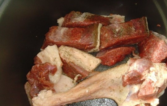 1. Этап. Гусь в мультиварке кусочками: Мясо гуся слегка промариновалось, теперь выкладываем его кожей на дно чаши мультиварки. Включаем режим 