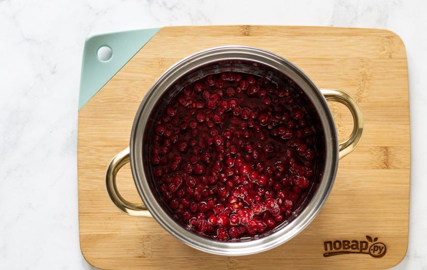 1. Этап. Чатни из красной смородины: Переложите смородину в кастрюлю. На среднем огне проварите ягоду, пока из нее не выпарится почти вся жидкость. Потребуется примерно 45-55 минут.