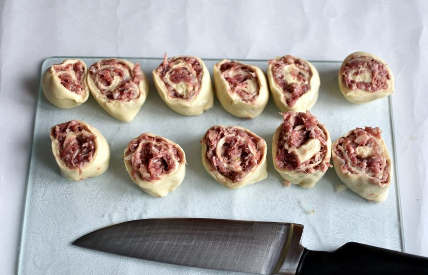 1. Этап. Штрули: Нарежьте рулет шайбочками, высотой сантиметра в 3.