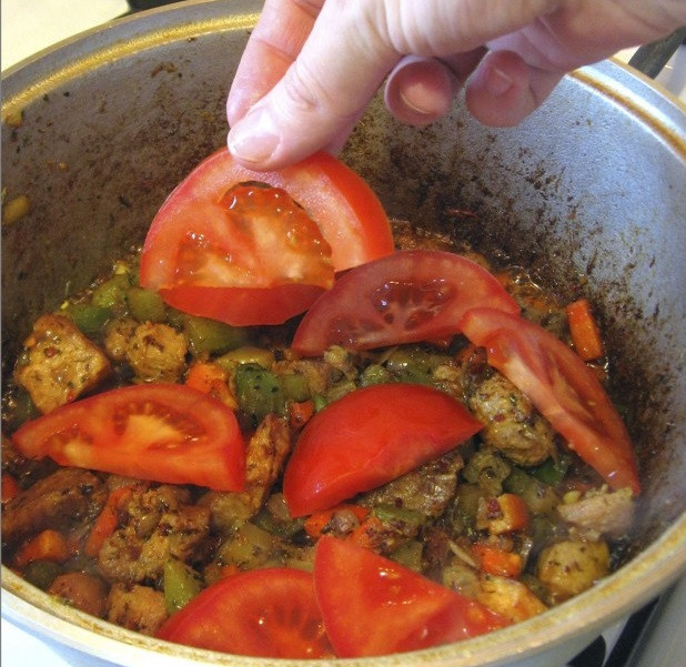 1. Этап. Лагман из свинины: 10. Последний ингредиент - это помидоры. Выложить их в сотейник, потушить минут 5.