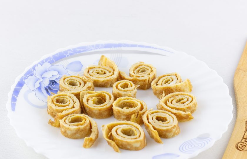 1. Этап. Салат Киото: Остывший омлет сверните в рулет и нарежьте порциями по 0,5 см толщиной.