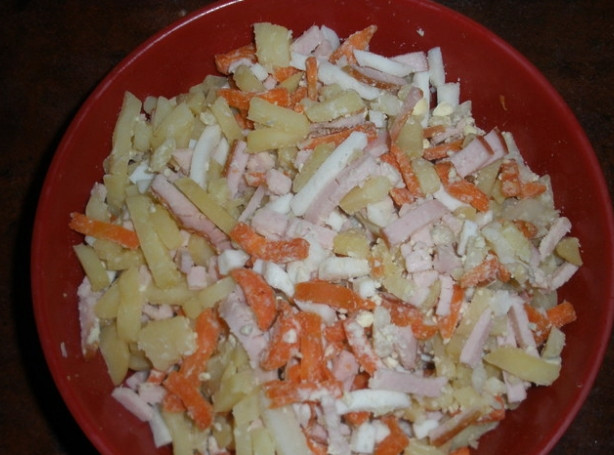 1. Этап. Свекольник классический с мясом: 2. Возьмите кастрюлю, налейте воды, опустите свеклу, посолите, добавьте уксус и варите до полной готовности. Почистите, вымойте, отварите картошку и морковку, порежьте соломкой или натрите на крупную терку. Нарежьте вареные яйца, отваренное мясо и добавьте к картошке и морковке. Натрите все огурцы и редиску на средней терке.