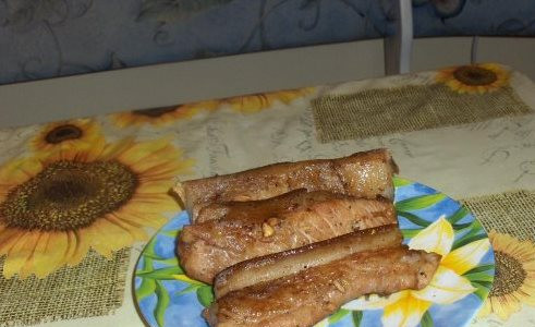 1. Этап. Сало с перцем и чесноком: Готовое сало выкладываем на тарелку, остужаем. Затем заворачиваем его в фольгу, в полиэтиленовый пакет и убираем в холодильник. Готово!