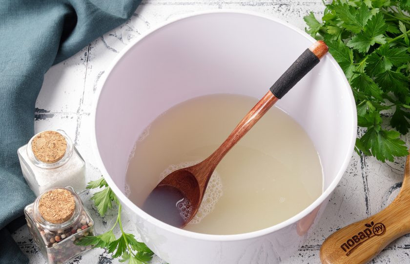 1. Этап. Вареники с грибами: В глубокой миске соедините яйцо, воду и соль. Перемешайте.