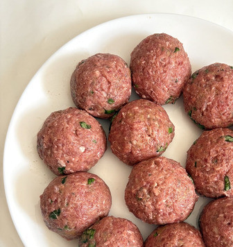 1. Этап. Фрикадельки с моцареллой в аэрогриле: Повторить до тех пор, пока не будут готовы все фрикадельки, у меня получилось 12 штук. Поставьте фрикадельки в холодильник на 30 минут, чтобы они сохраняли форму во время приготовления.