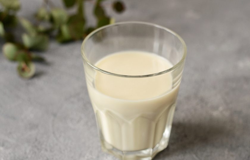 1. Этап. Кофе Дальгона: В стакан, в котором будете подавать кофе, налейте молоко.