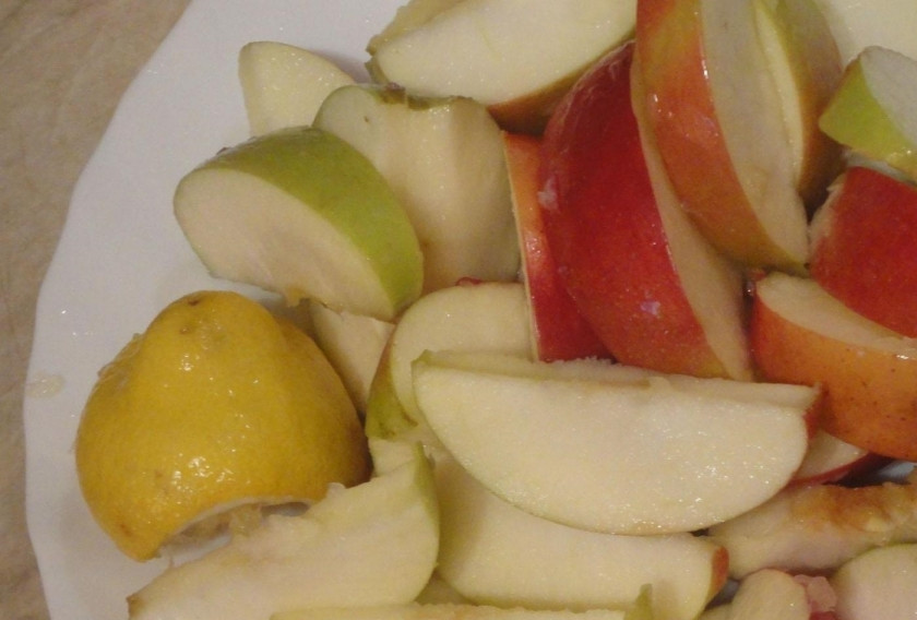 1. Этап. Рождественский гусь с яблоками: 9. Яблоки мою и разрезаю на 2 части, очищаю их от семечек и разрезаю на небольшие дольки, сбрызгиваю яблоки лимонным соком, чтобы они не потемнели.