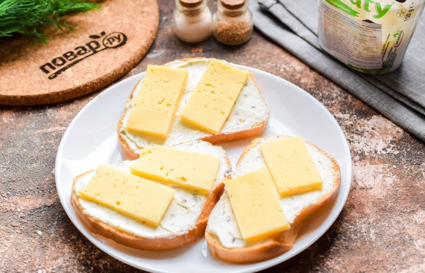 1. Этап. Бутерброды с ветчиной и огурцом: Твердый сыр нарежьте ломтиками и выложите поверх хлеба.