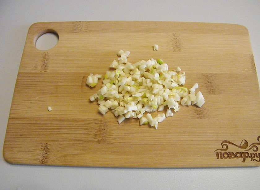 1. Этап. Щи суточные из квашеной капусты: Порубите мелко ножом 3-4 зубчика чеснока.