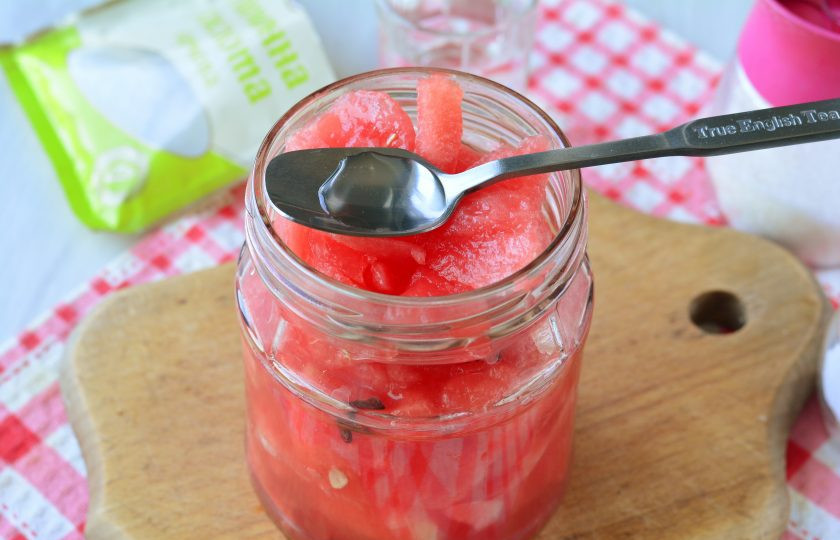 1. Этап. Арбузы в собственном соку на зиму: Вытащите банки, и влейте уксус. Получается по 0,5 ч. л. на каждую банку объемом 0,5 литра.