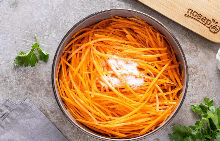 1. Этап. Морковь по-корейски Ча: Добавьте соль и сахар, перемешайте и оставьте на полчаса постоять, чтобы она пустила сок.