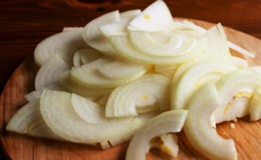 1. Этап. Чахохбили из курицы классический рецепт: Лук нарежьте полукольцами.