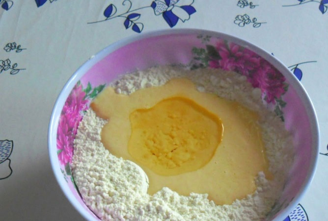 1. Этап. Тесто для самсы на кефире: 4. Добавить растительное масло.