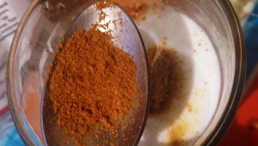 1. Этап. Жиросжигающий напиток из кефира: Затем корицу.