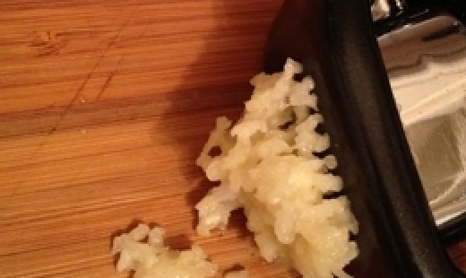 1. Этап. Салат с мидиями и кукурузой: Чеснок измельчить ножом или пропустить через пресс.