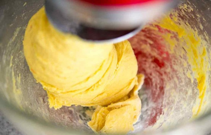 1. Этап. Булочки с шафраном: 6. Установите насадку-крючок и вымесите тесто, чтобы оно не прилипало к стенкам.