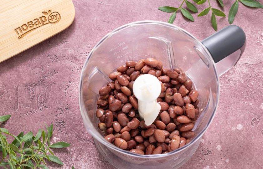 1. Этап. Бобовая паста Анко: В блендере измельчите фасоль и немного жидкости, в которой она варилась до однородного пюре.