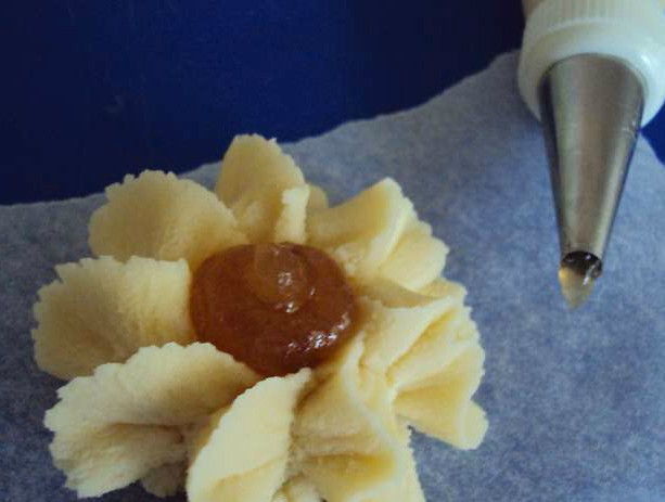 1. Этап. Курабье по ГОСТу: Берем джем, либо густое однородное варенье. Если оно жидковато, добавьте чайную ложку крахмала на 3 ст. ложки варенья. Тогда начинка будет держать форму и не вытечет. Ложечкой выкладываем в углубление печенья. Ставим выпекать в духовку при температуре 200 градусов на 15 минут.