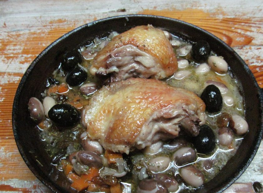 1. Этап. Тушеная курица с оливками и фасолью: Готовое блюдо выньте из духовки и дайте отдохнуть 5 минут.