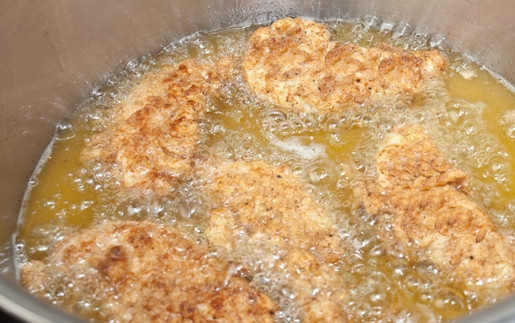 1. Этап. Куриное филе во фритюре: Сделайте фритюр с большим количеством масла.