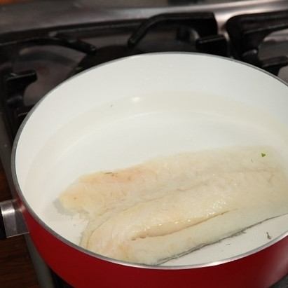 1. Этап. Треска с картошкой: Треску положить в кипящую воду, варить 3 минуты, после чего вынуть из воды, удалить кости и крупно нарезать.