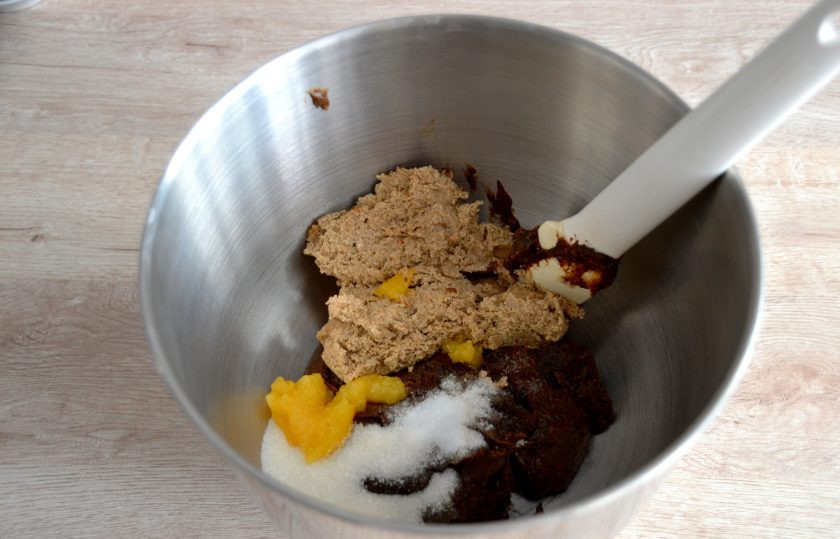 1. Этап. Хлеб Земгальский: В емкости для замешивания теста смешайте заварку, закваску, добавьте мед, сахар, соль.