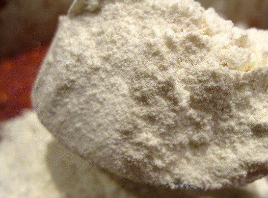 1. Этап. Котлеты печеночные с морковью: Добавьте муку и хорошо перемешайте.