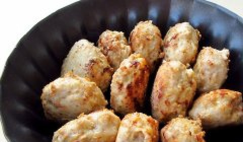 1. Этап. Колобки из фарша: Изделия нужно обжарить с двух сторон на масле до румяности, затем сложите их ребром в огнеупорную посуду.