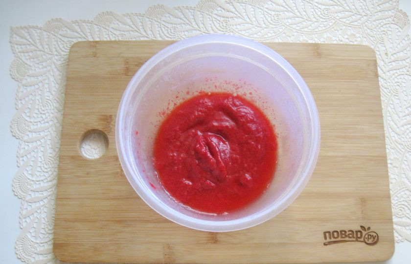 1. Этап. Морс из кизила: Протрите мякоть и сок кизила через сито.