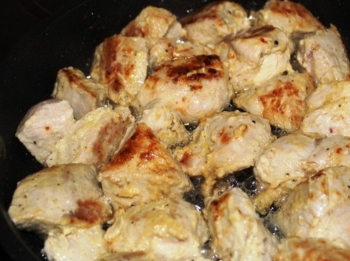 1. Этап. Жаркое из индейки с картошкой: 2. Порезанные картофель, морковку и перец равномерно распределим по горшочкам. Индейку по истечении срока обжарим на растительном масле со всех сторон.