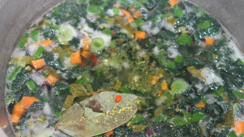 1. Этап. Суп со щавелем и крапивой: Затем добавьте соль, перец, лавровый лист и зелень.