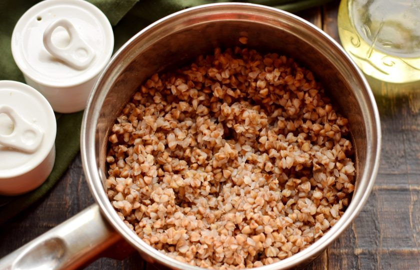 1. Этап. Гречка с кальмарами: Гречневую крупу отварите отдельно в подсоленной воде. Соотношения крупы и воды – 1:2. Старайтесь не переварить гречку, лучше приготовить ее до состояния «аль денте», поскольку каша будет еще готовится вместе с кальмарами.