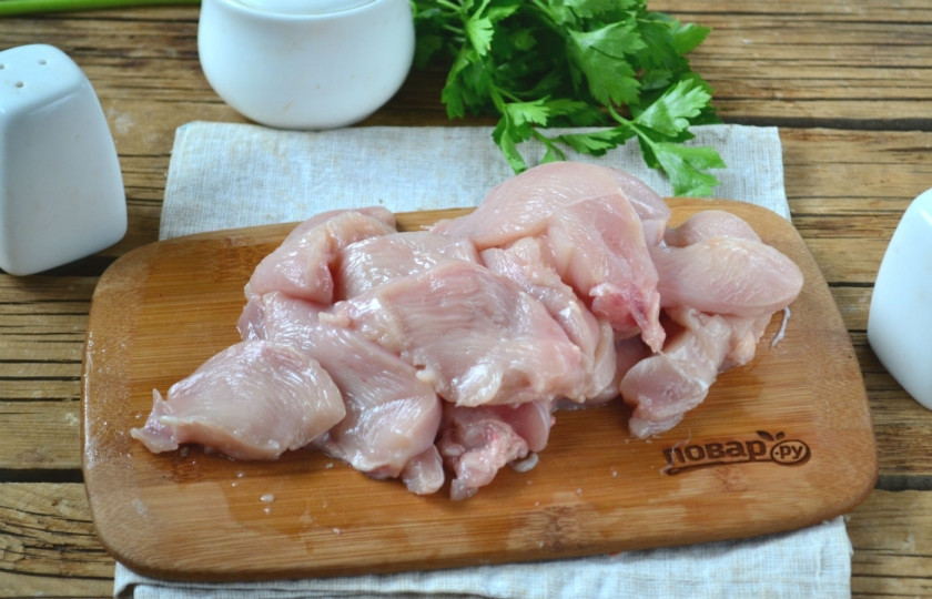 1. Этап. Куриные отбивные в сырном кляре: Куриную грудку порежьте на пластины толщиной 8-10 мм, посолите и поперчите с обеих сторон, а затем отбейте с одной стороны.