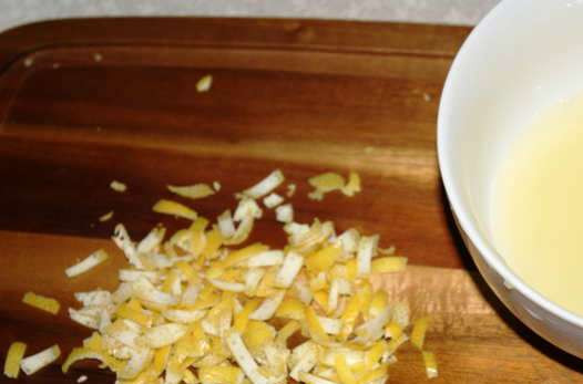 1. Этап. Картофель с лимоном: Лимон помойте, снимите цедру и выдавите сок.