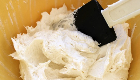 1. Этап. Кексы Овечка: Теперь приготовим основу для кекса. Сливочное масло, молоко и сахар взбейте в миксере до однородности.